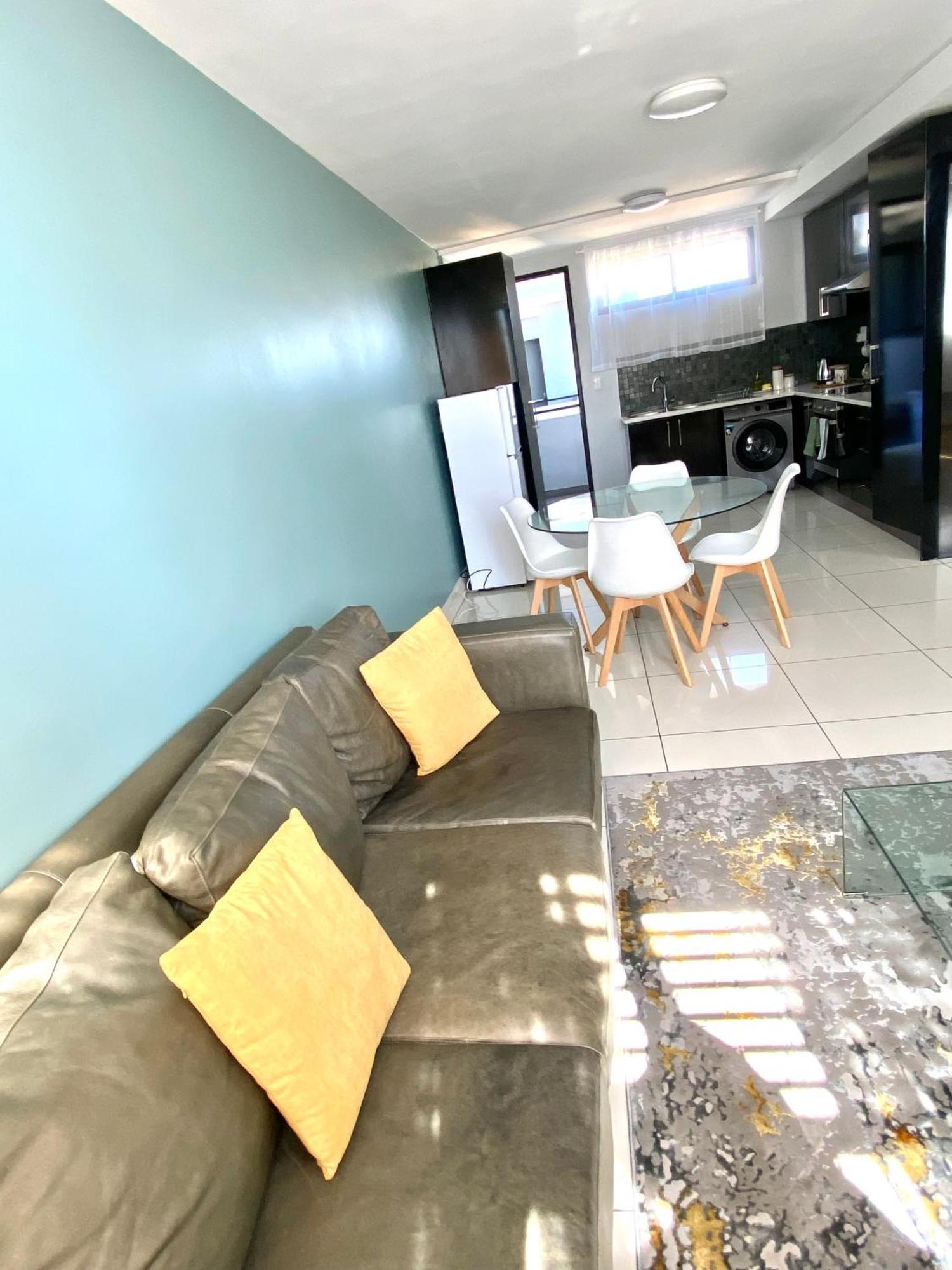 C&J City Centre Airbnb Appartement Windhoek Buitenkant foto